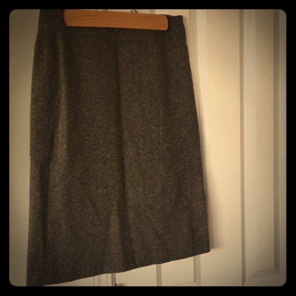 Stylish Gap tweed knee length skirt! Size 1.
